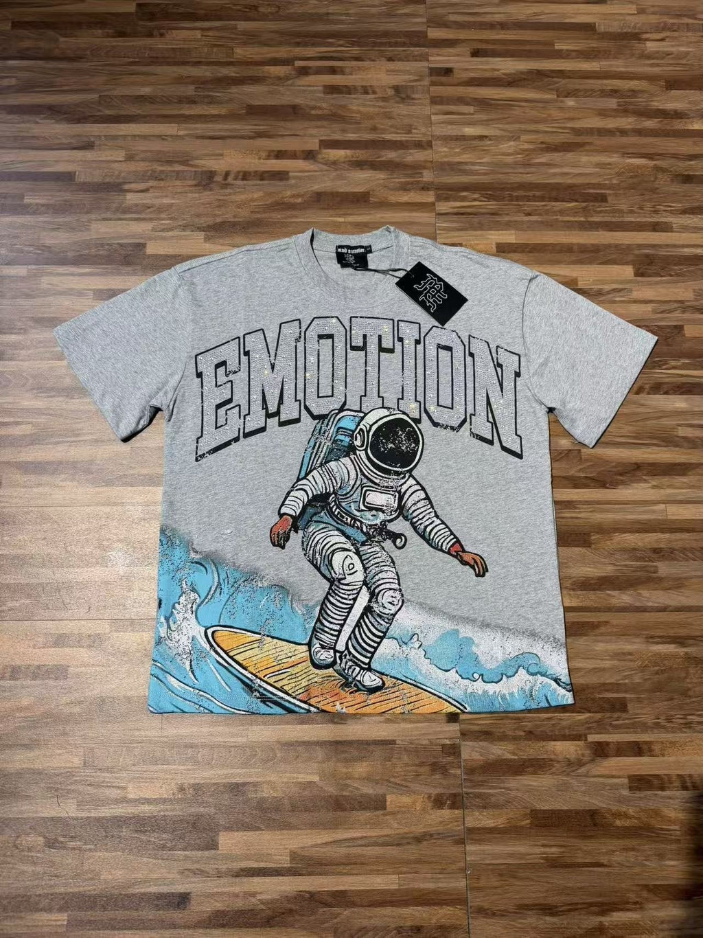 MIXED EMOTION Astronaut Surf Graphic T-Shirt